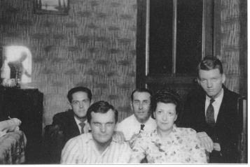 de gauche à droite: Jean Nicolas, Bill Wetzel, Jean Ligonday, Mme Ligonday, Ralph McKee; photo prise chez Jean Ligonday, le 14/07/1943 par Félix Robic (source lettre de Jean Nicolas)