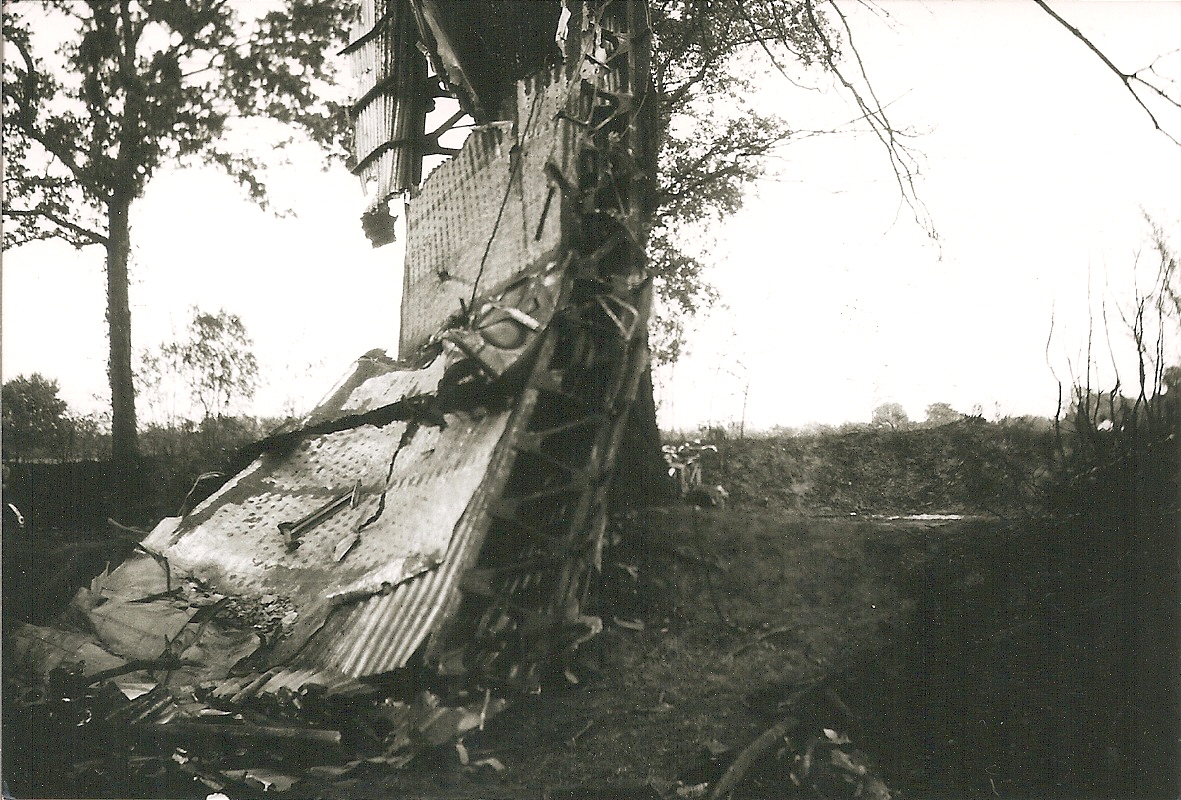aile du bombardier écrasée sur un arbre à Besson